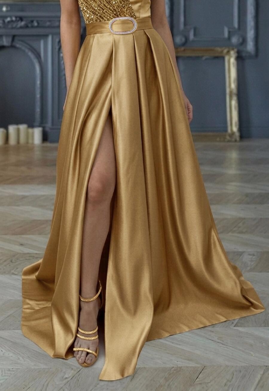 0891 Abito in raso con spacco laterale e paillettes 