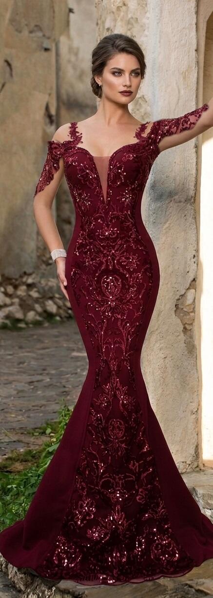 0906 Abito a sirena in tessuto crepe elastico con pizzo macramè con paillettes centrale e copribraccia aperti