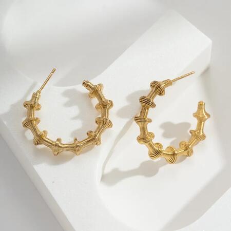 Creoli scanalati dorati in acciaio inossidabile a spirale testurizzata