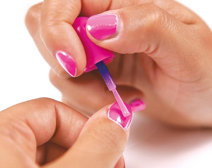 Clementoni - Set per Decorare Unghie Bambina, Crazy Chic Cool Nails, Gioco Creativo, Atelier Unghie con Smalti e Macchina Asciugasmalto, Idea Regalo per Bambine 6 Anni, 18599