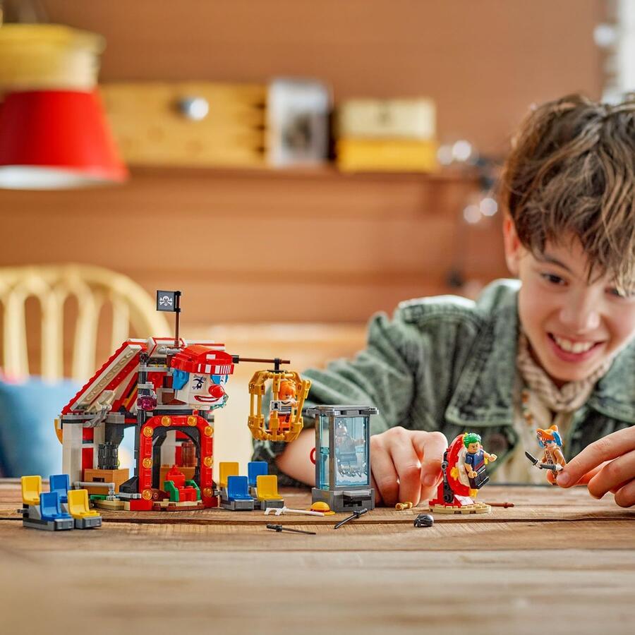 LEGO ONE PIECE La Tenda del Circo di Bagy il Clown - Giocattolo Interattivo con 4 Minifigure tra cui Luffy, Nami e Zoro, e 2 Poster Ricercato - Regalo per Bambini, Bambine e Fan da 8 Anni - 75637