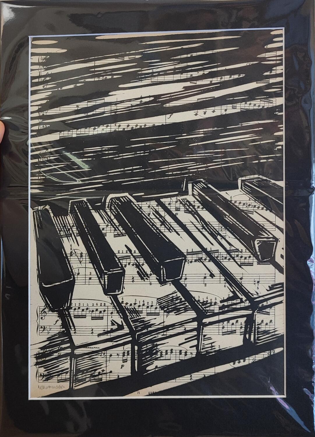 NEROFUMO680 STAMPA LINOGRAFICA su spartito originale con passepartout nero, 25x35 cm: PIANO