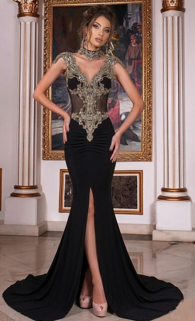 0844 Abito a sirena con spacco centrale e pizzo macrame bronzo dorato nel corpetto