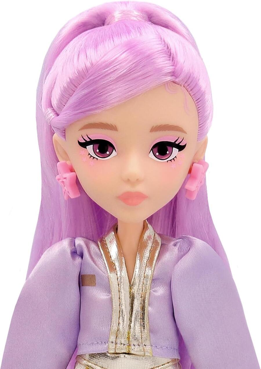 K-POP IDOL Bambola Nari Bambole alla moda Stile K-Pop Power Idol, capelli lavanda. 3 accessori per creare outfit Età 3+