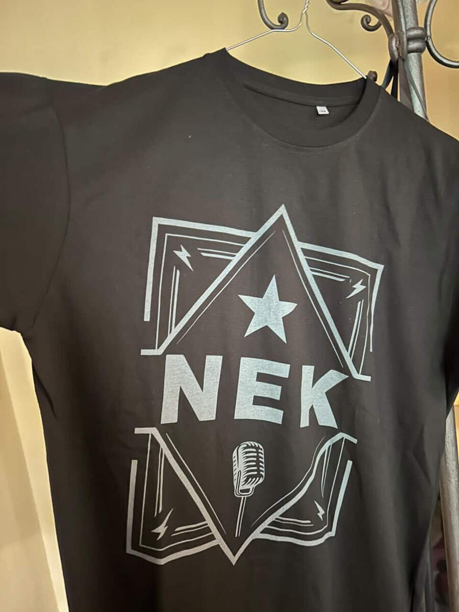 T-SHIRT NEK HITS LIVE NERA