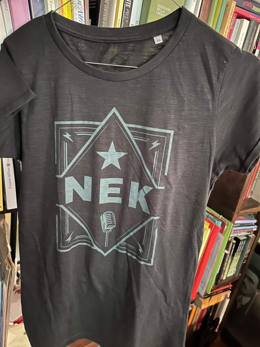 T-SHIRT NEK HITS LIVE NERA
