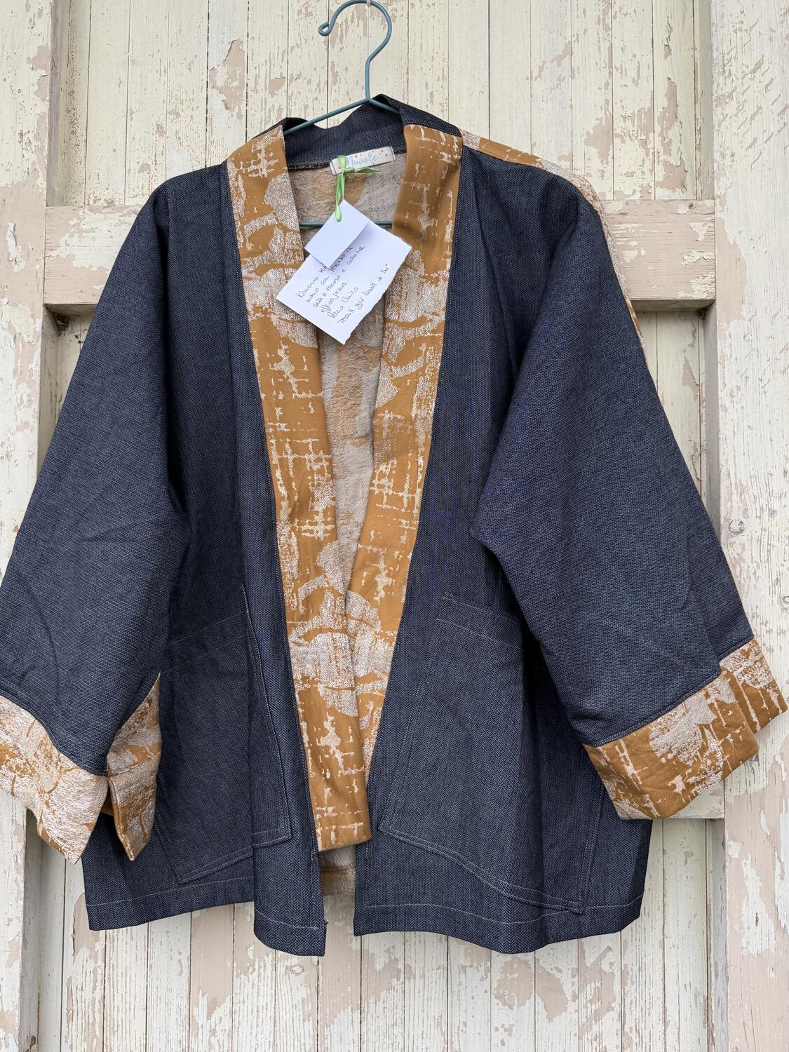 Kimono rose su ocra e jeans 