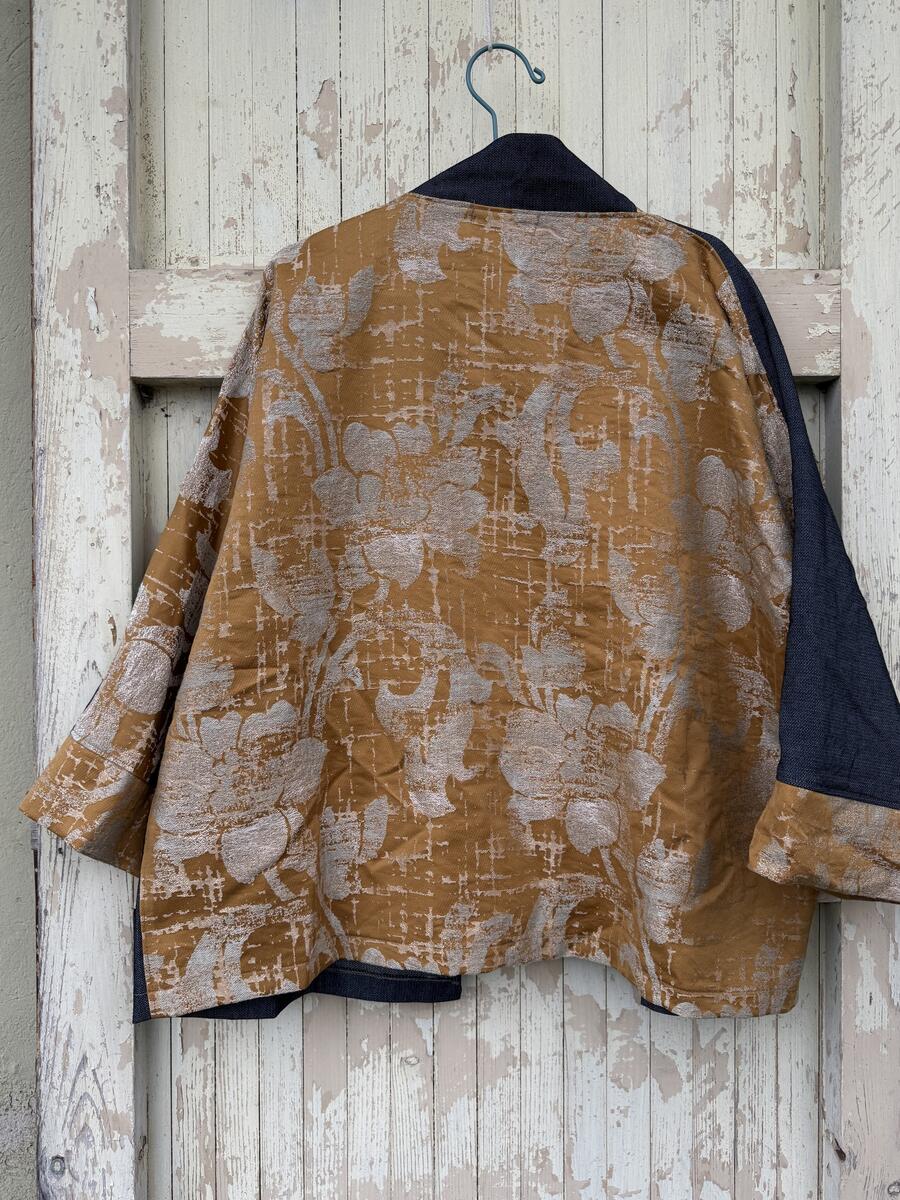 Kimono rose su ocra e jeans 