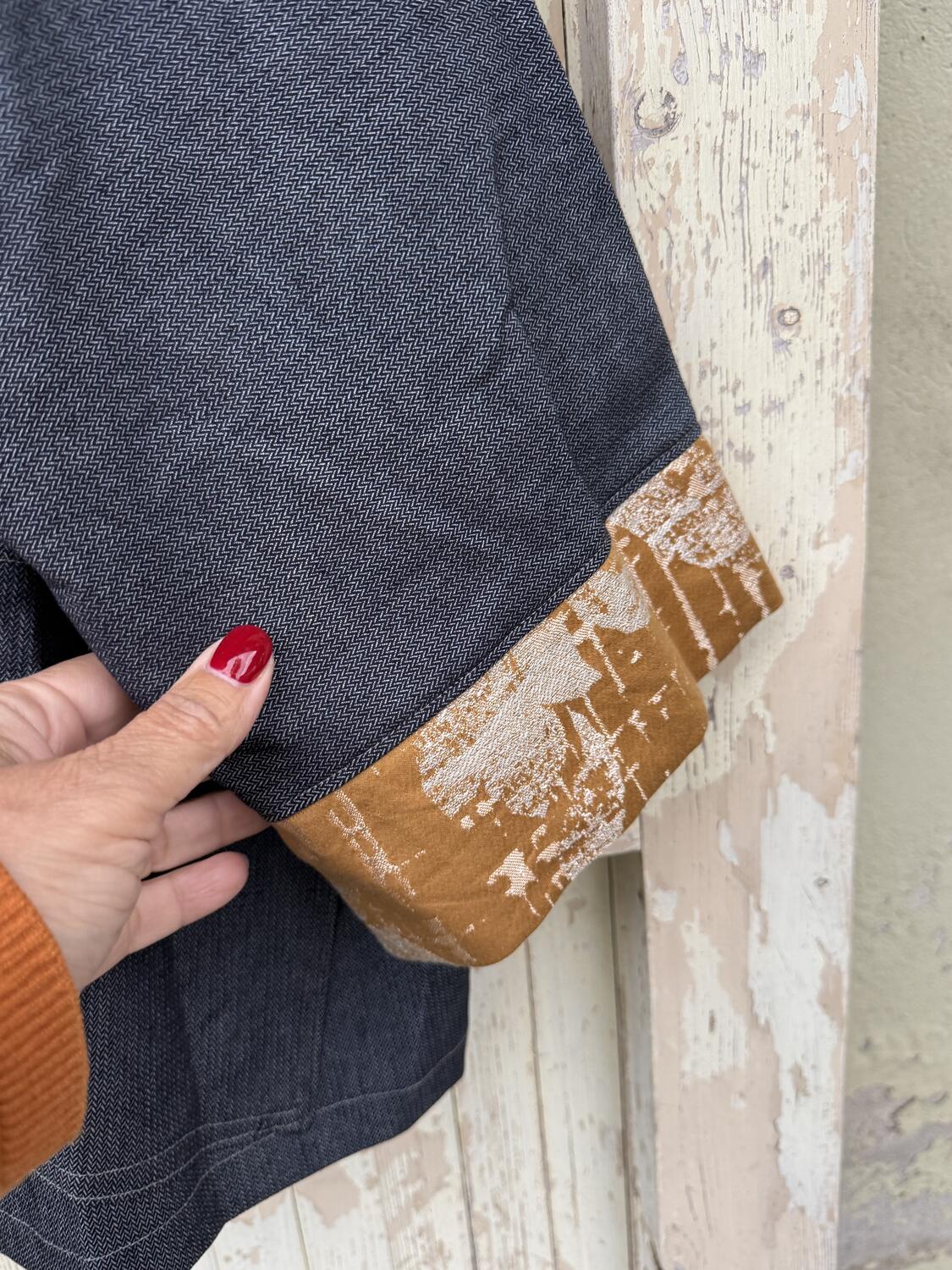 Kimono rose su ocra e jeans 