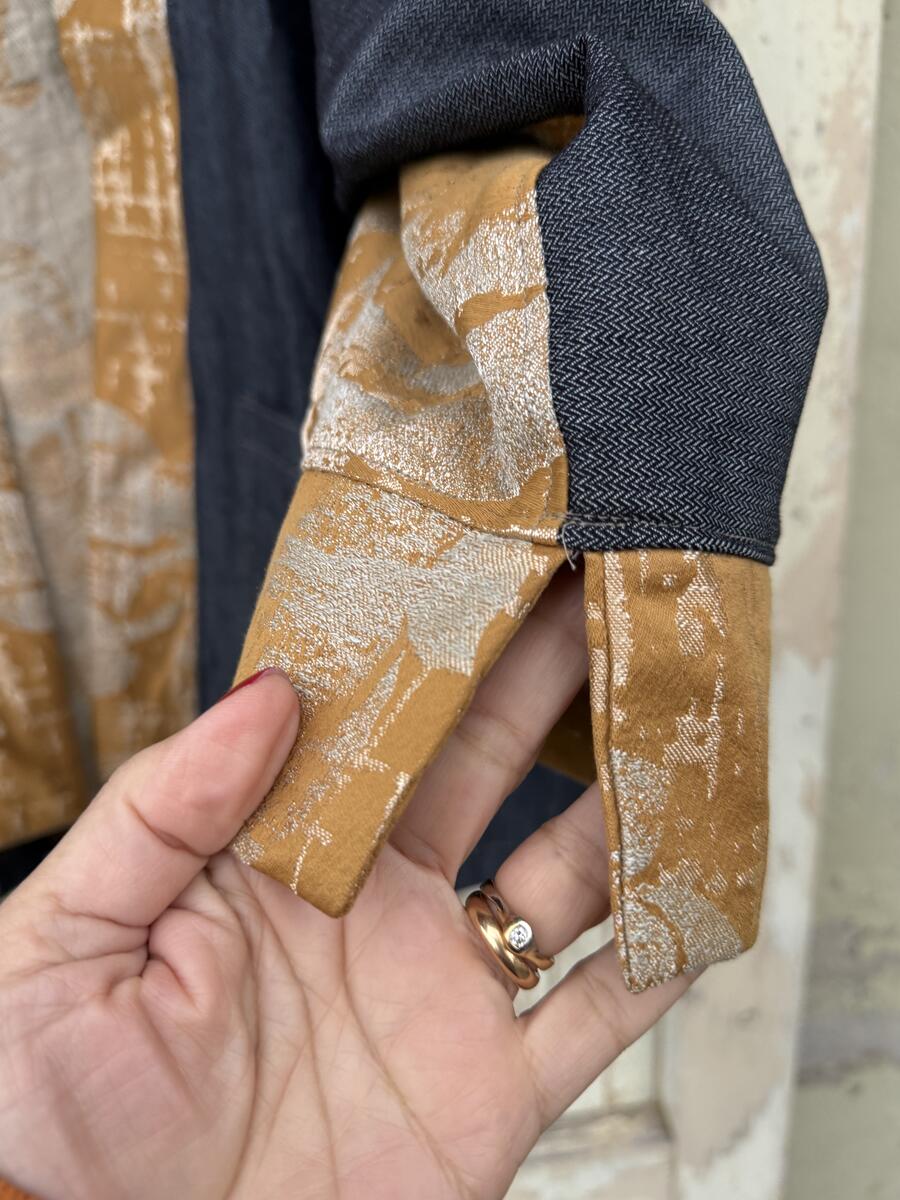 Kimono rose su ocra e jeans 