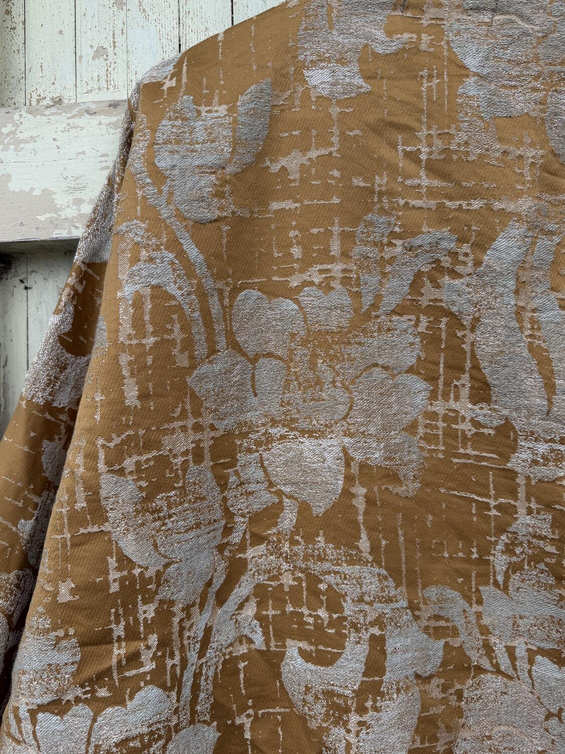 Kimono rose su ocra e jeans 