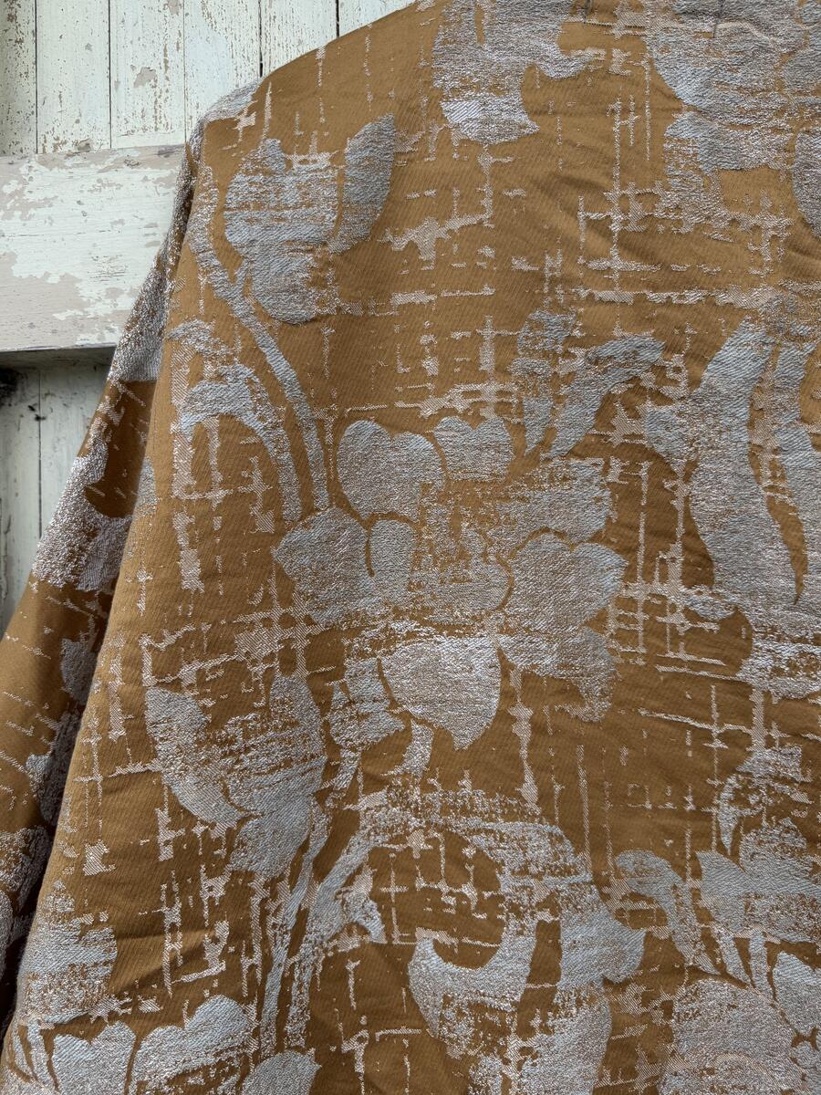 Kimono rose su ocra e jeans 