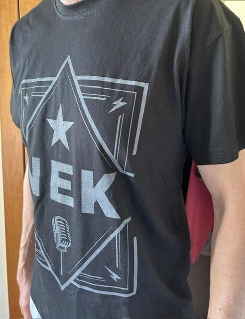 T-SHIRT NEK HITS LIVE NERA