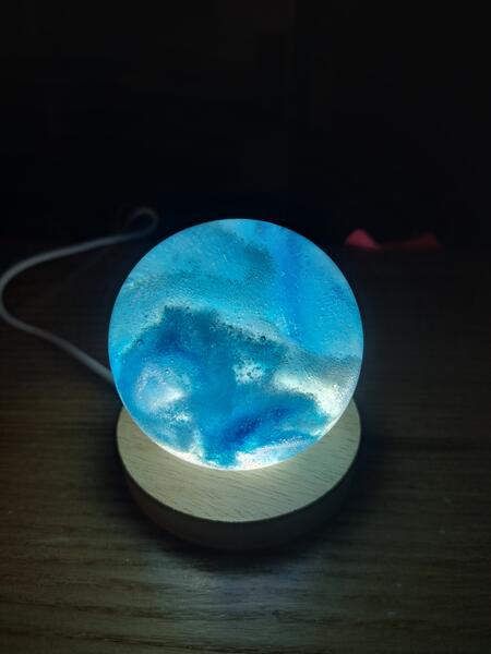 Lampada da tavolo in resina colorata