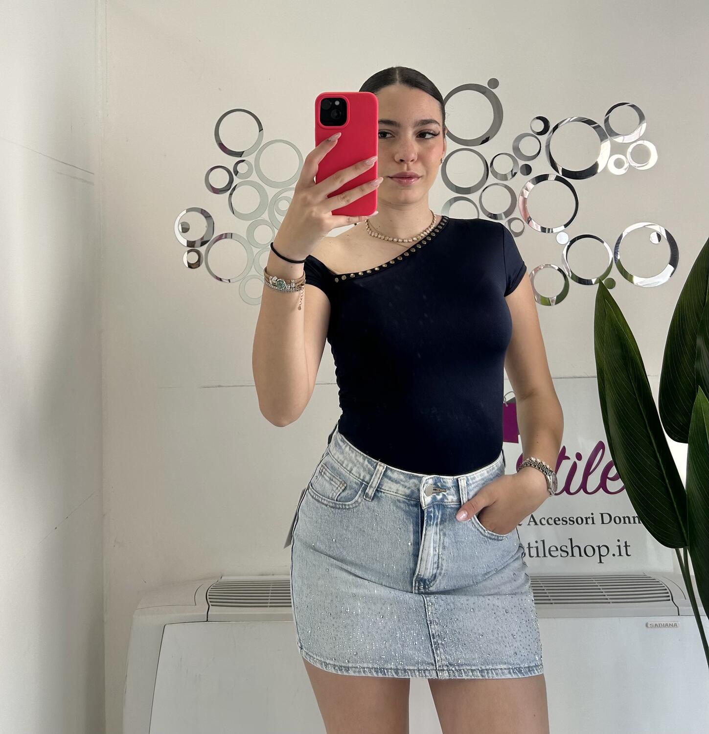 NOVITÀ T-shirt scollo asimmetrico con borchiette 