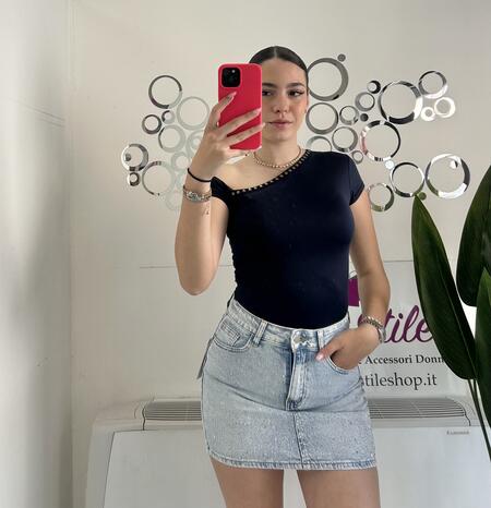 NOVITÀ T-shirt scollo asimmetrico con borchiette 