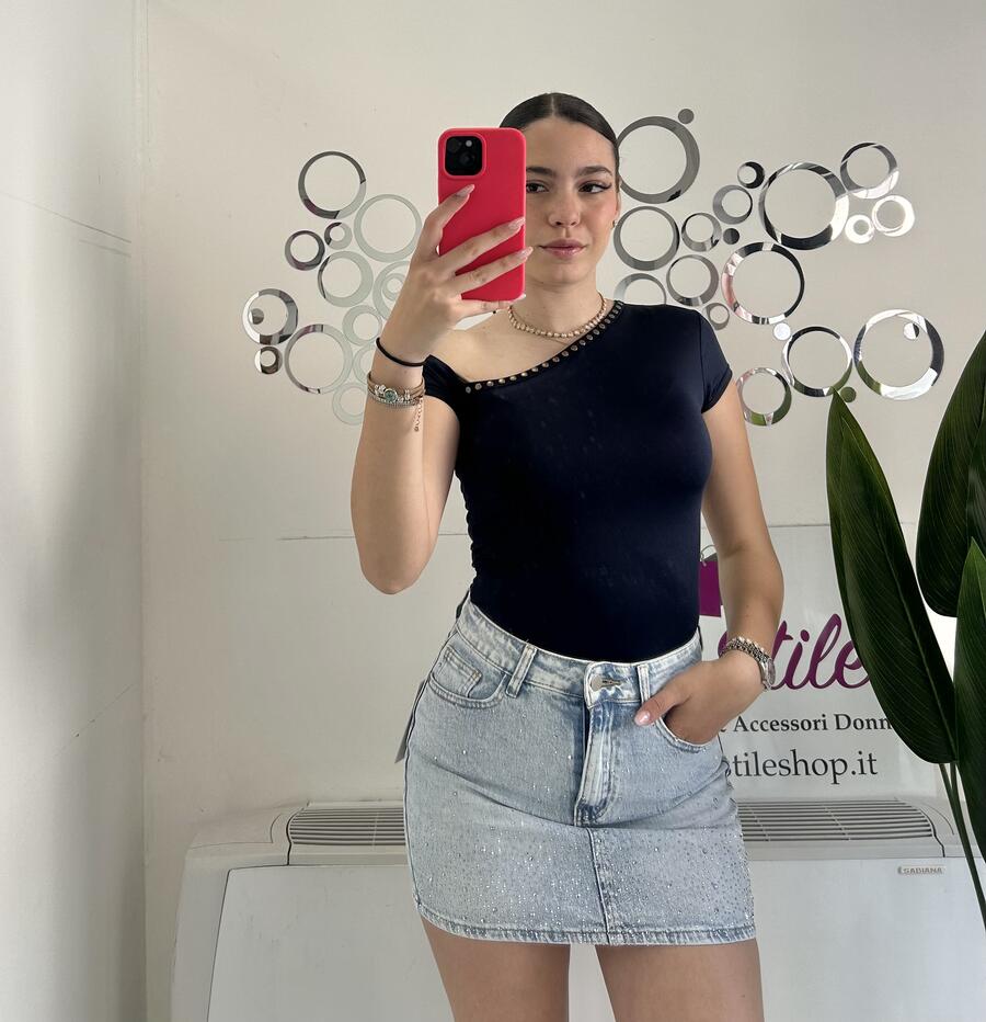 NOVITÀ T-shirt scollo asimmetrico con borchiette 