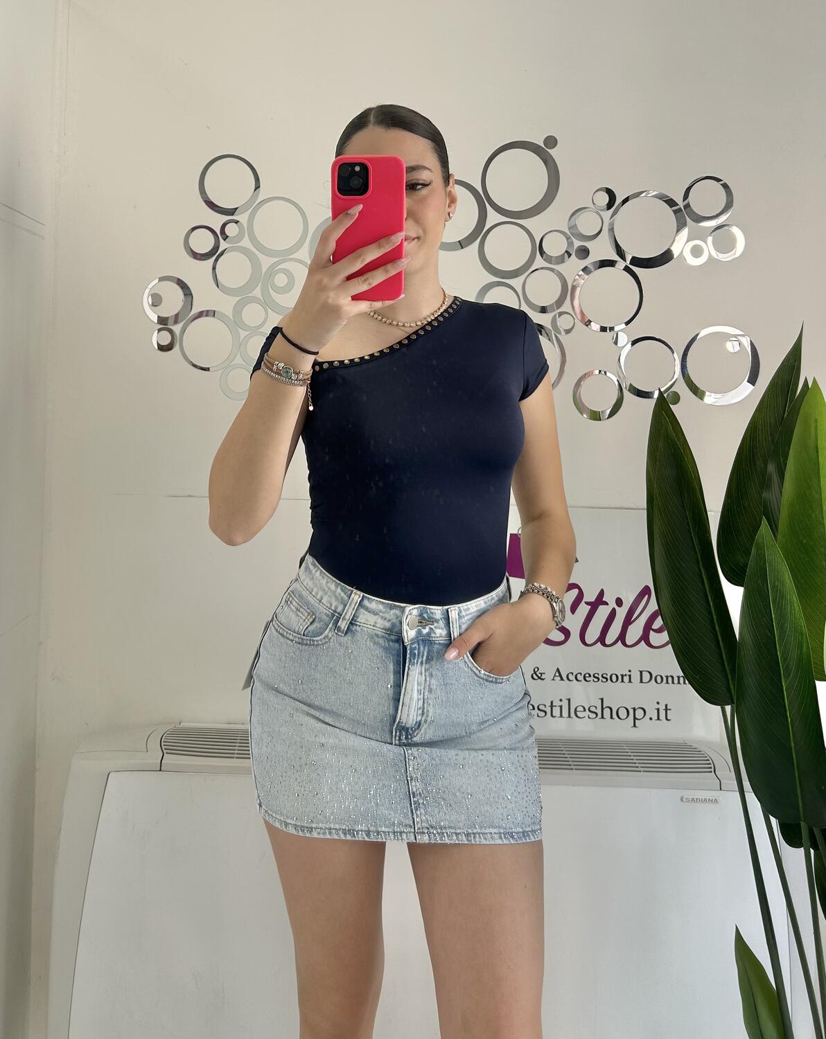 NOVITÀ T-shirt scollo asimmetrico con borchiette 