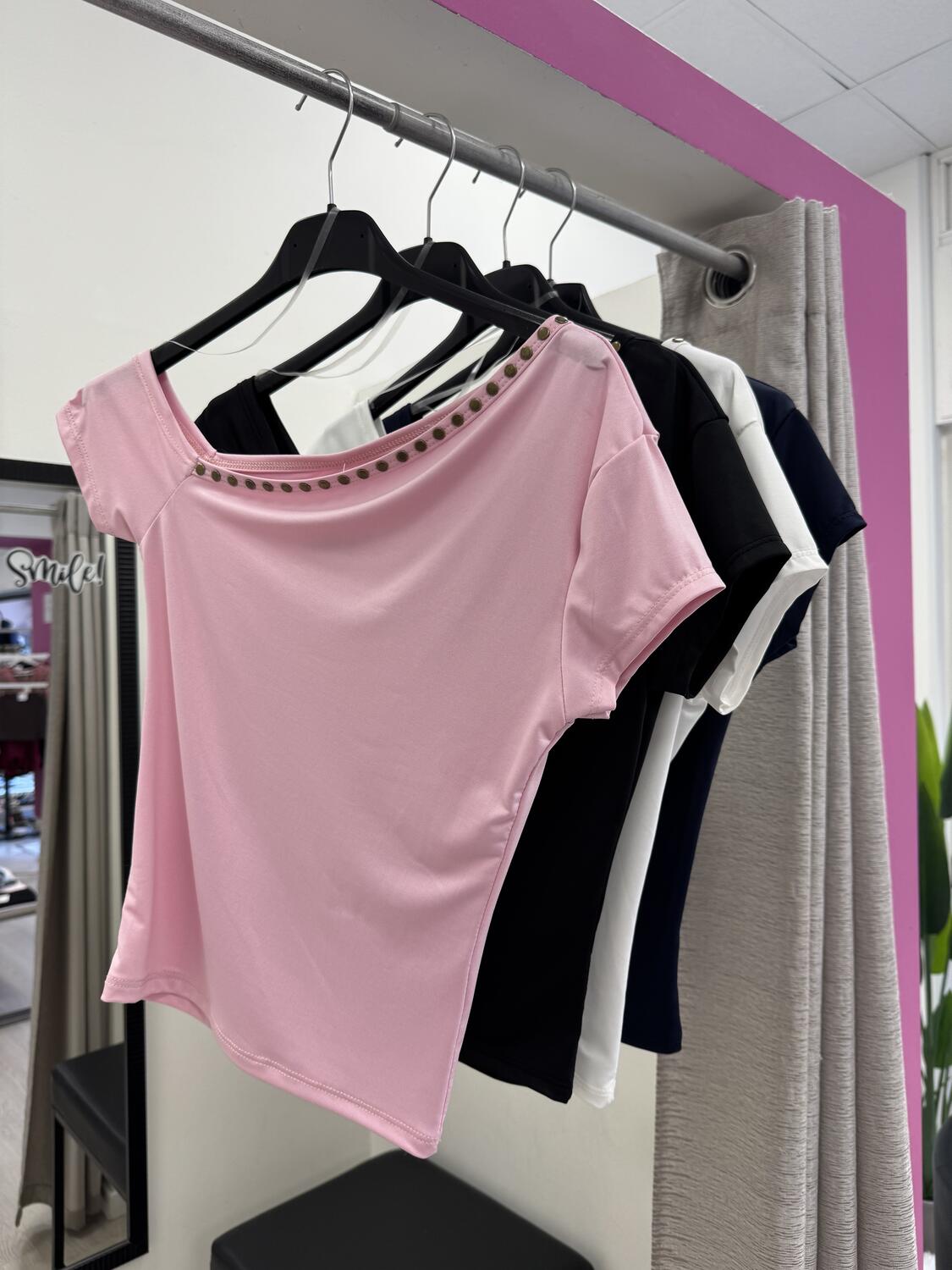 NOVITÀ T-shirt scollo asimmetrico con borchiette 