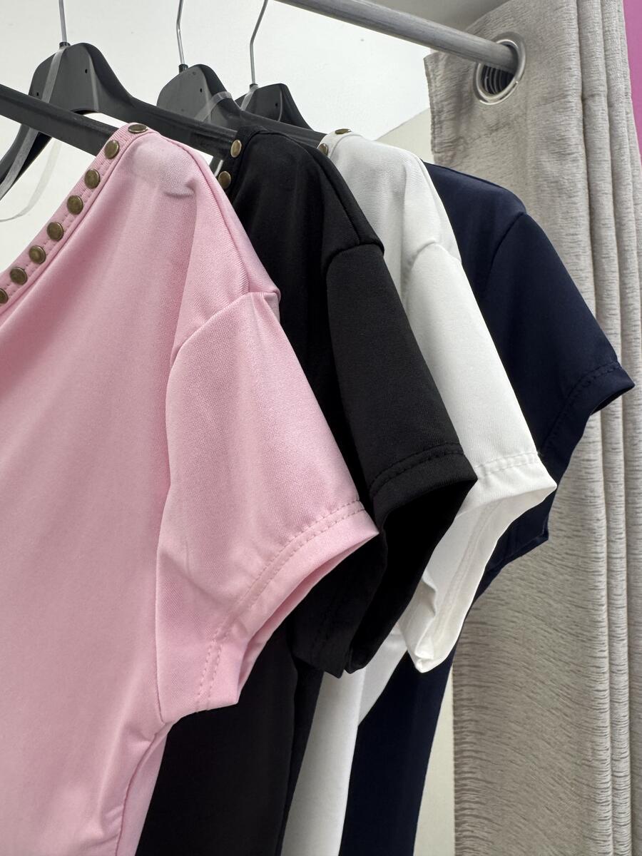 NOVITÀ T-shirt scollo asimmetrico con borchiette 