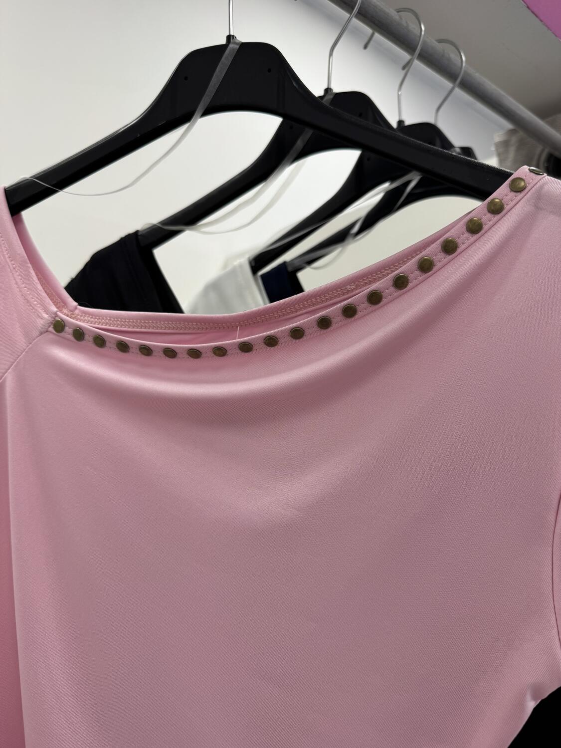 NOVITÀ T-shirt scollo asimmetrico con borchiette 