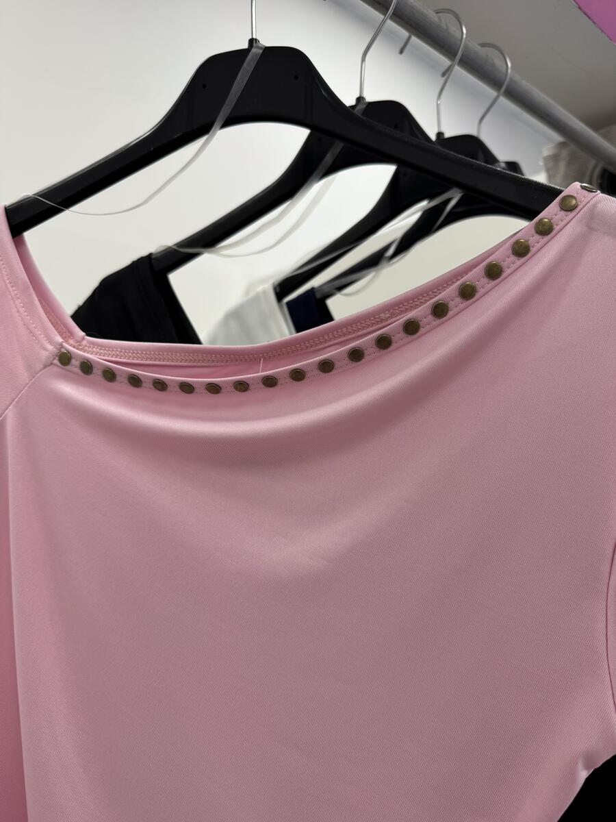 NOVITÀ T-shirt scollo asimmetrico con borchiette 