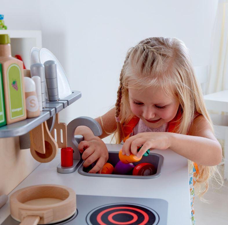 Cucina Multifunzione da Chef Gourmet Bianca  in Legno Hape SOTTOCOSTO