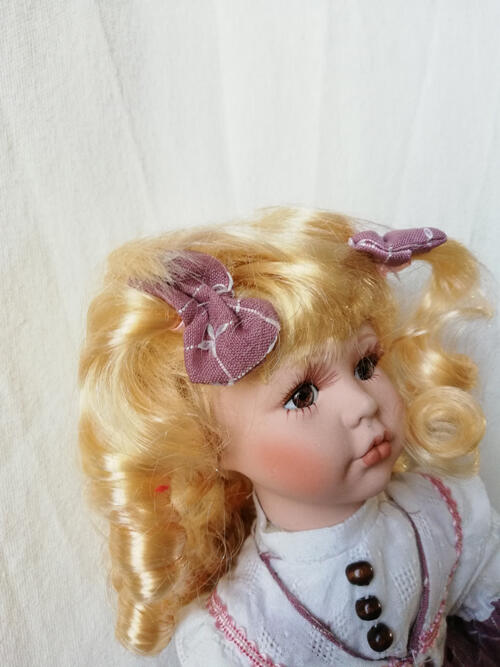 Bambola da Collezione in Porcellana con Capelli Biondi e Cestino con Fiori RF Collection SOTTOCOSTO