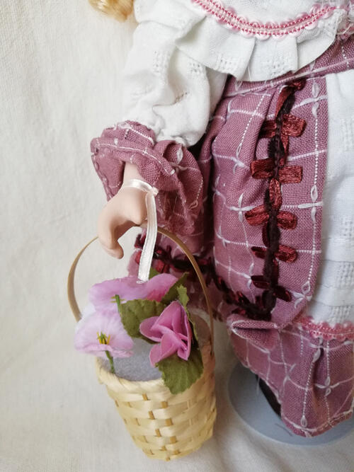 Bambola da Collezione in Porcellana con Capelli Biondi e Cestino con Fiori RF Collection SOTTOCOSTO