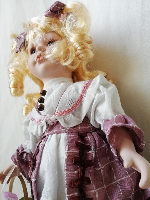 Bambola da Collezione in Porcellana con Capelli Biondi e Cestino con Fiori RF Collection SOTTOCOSTO