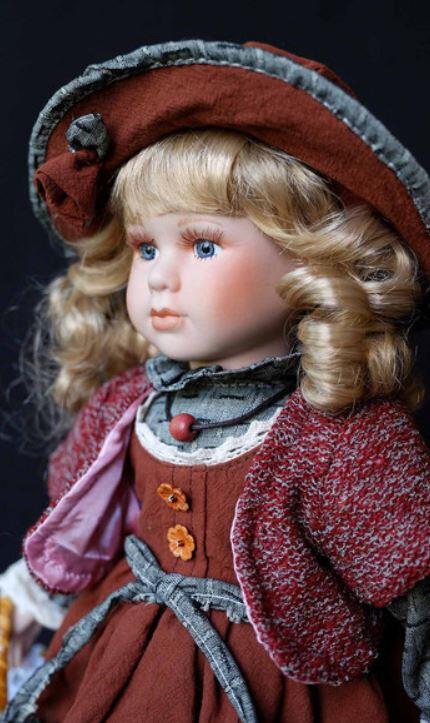 Bambola da Collezione in Porcellana con Cappellino e Cestino RF Collection  SOTTOCOSTO