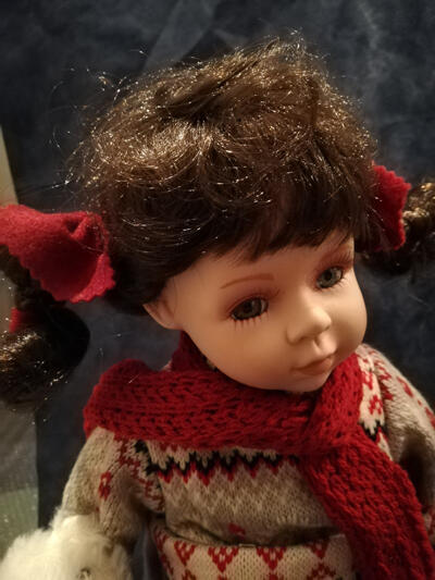 Bambola da Collezione in Porcellana con sciarpa rossa e Orsetto RF Collection  SOTTOCOSTO
