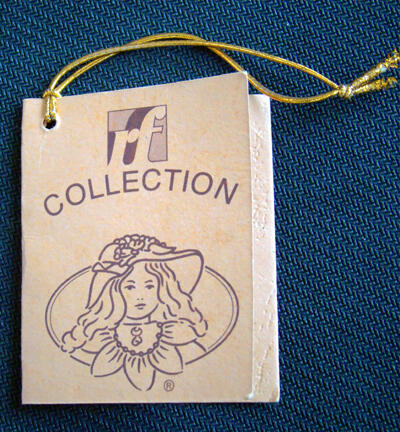 Bambola da Collezione in Porcellana con sciarpa rossa e Orsetto RF Collection  SOTTOCOSTO