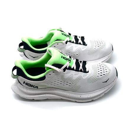 Hoka sneaker bianche e mela kawana 