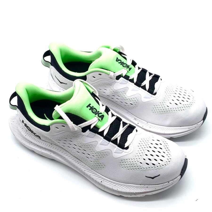 Hoka sneaker bianche e mela kawana 
