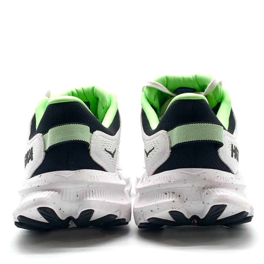 Hoka sneaker bianche e mela kawana 