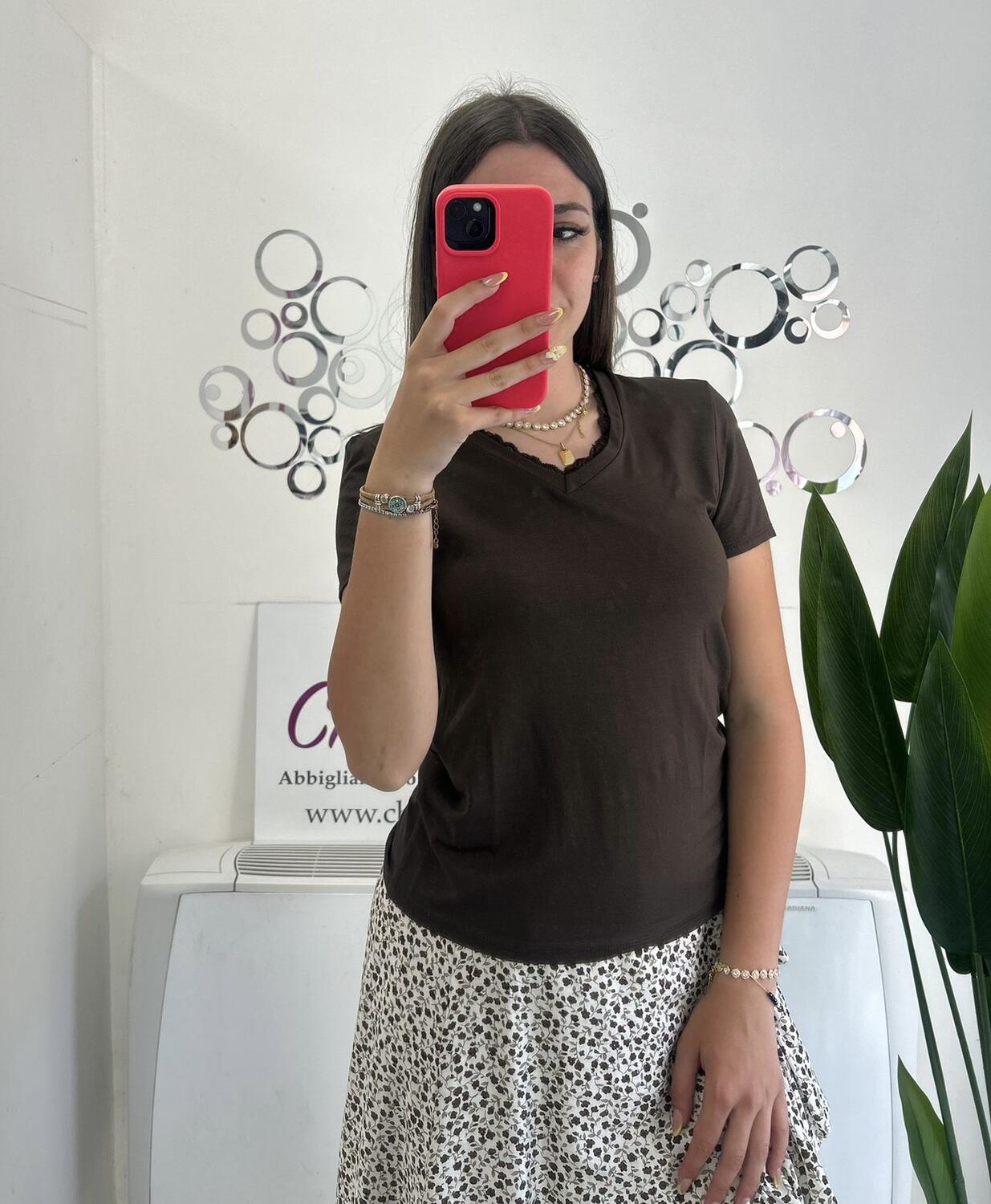 NOVITÀ T-shirt scollo a V con dettaglio pizzo
