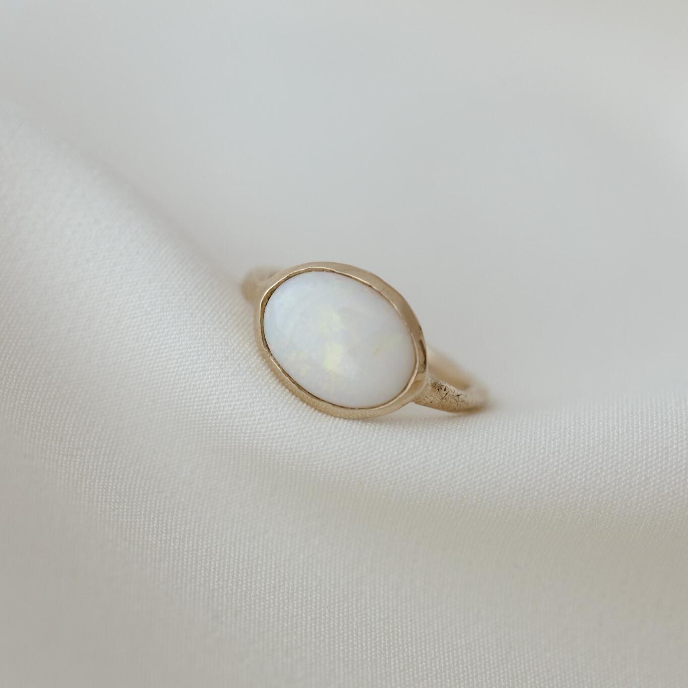 Anello con opale sintetico misura 16.5