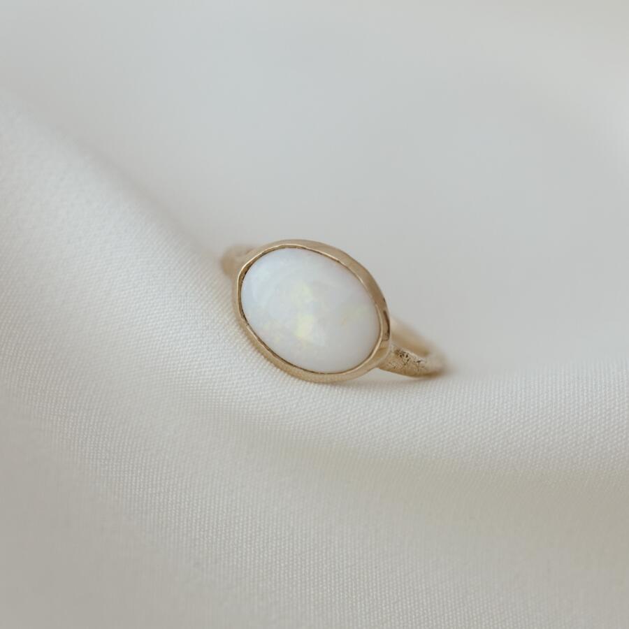 Anello con opale sintetico misura 16.5