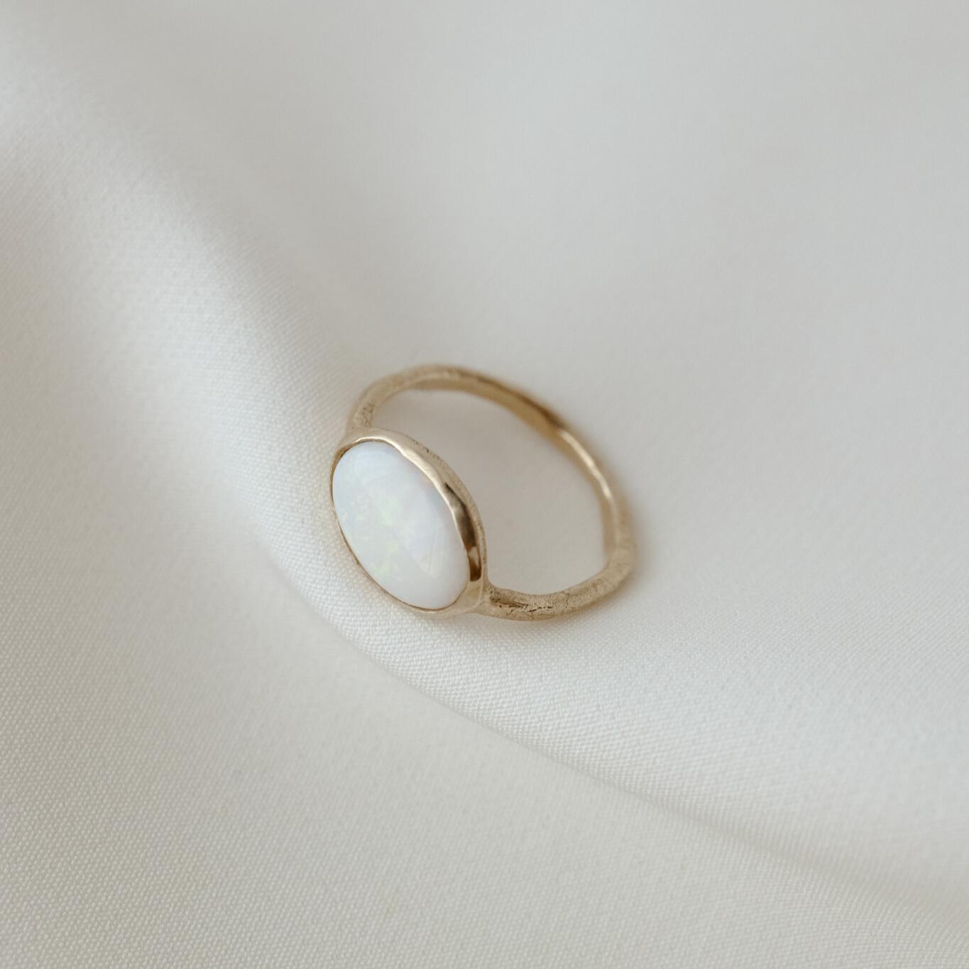 Anello con opale sintetico misura 16.5
