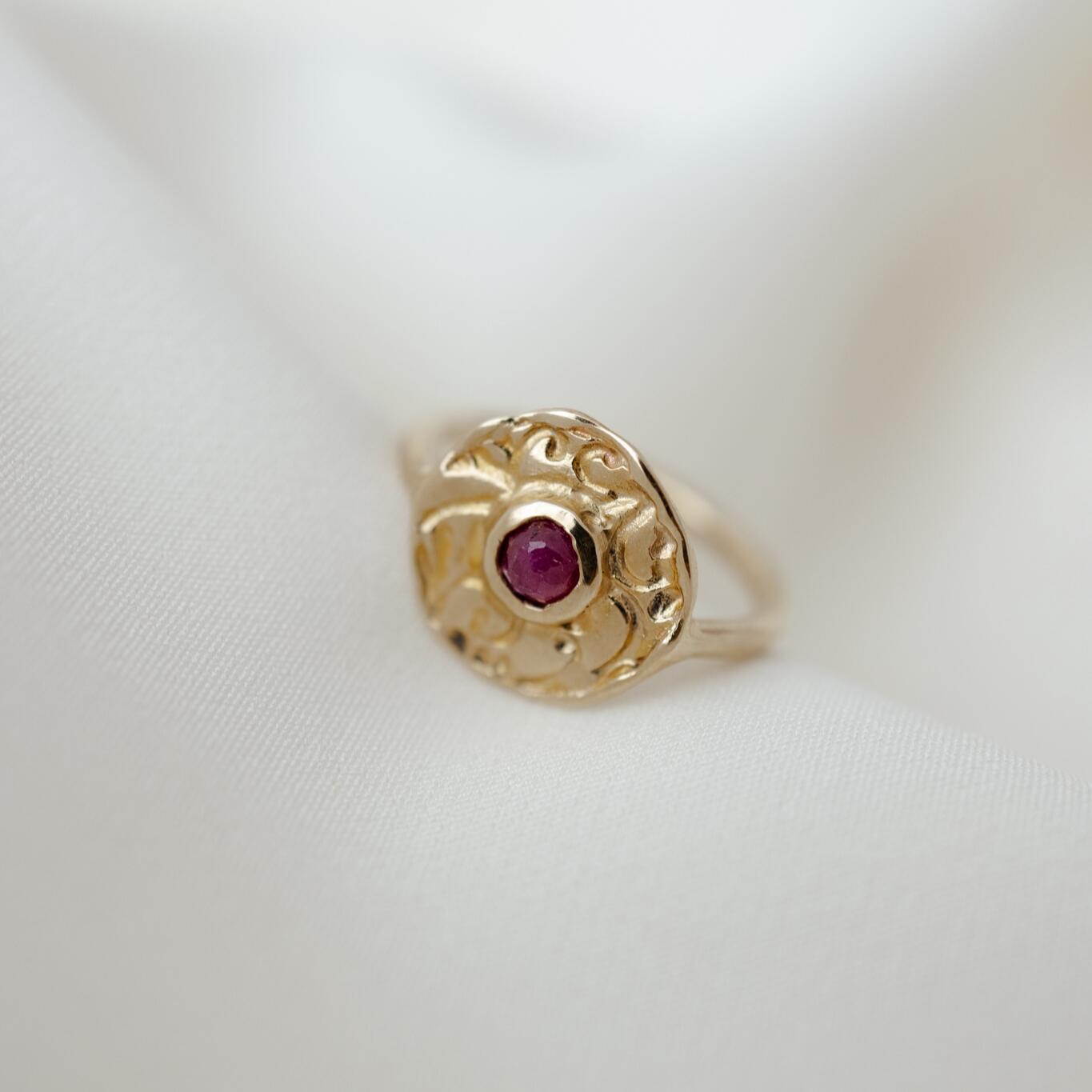 Anello con piastrina incisa e radice di rubino misura 14