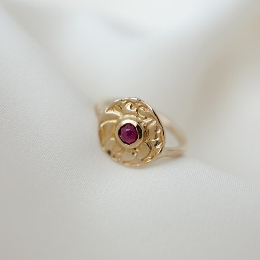 Anello con piastrina incisa e radice di rubino misura 14