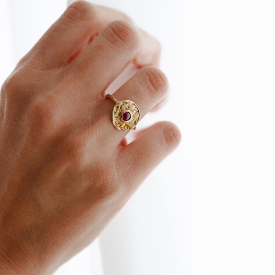 Anello con piastrina incisa e radice di rubino misura 14