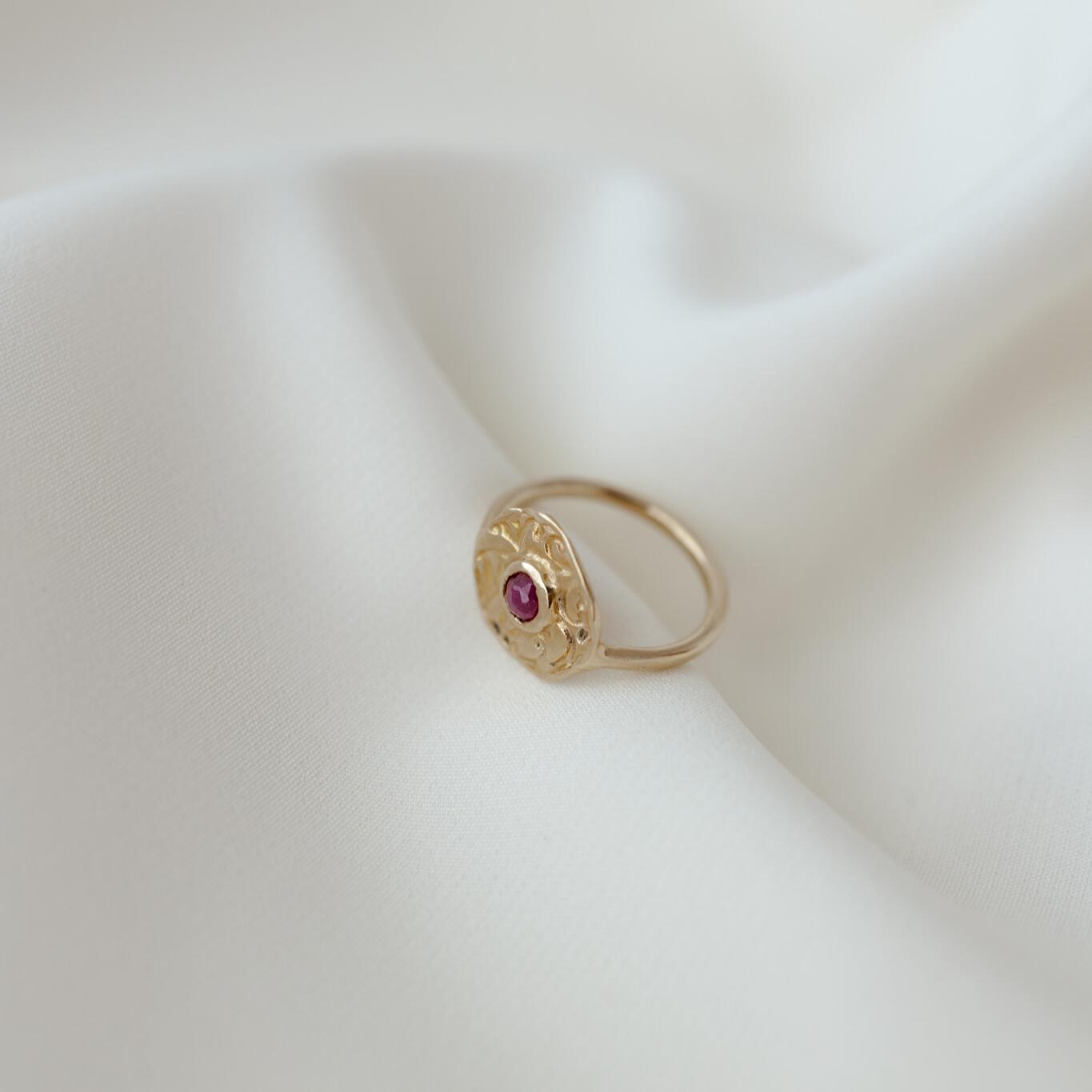 Anello con piastrina incisa e radice di rubino misura 14