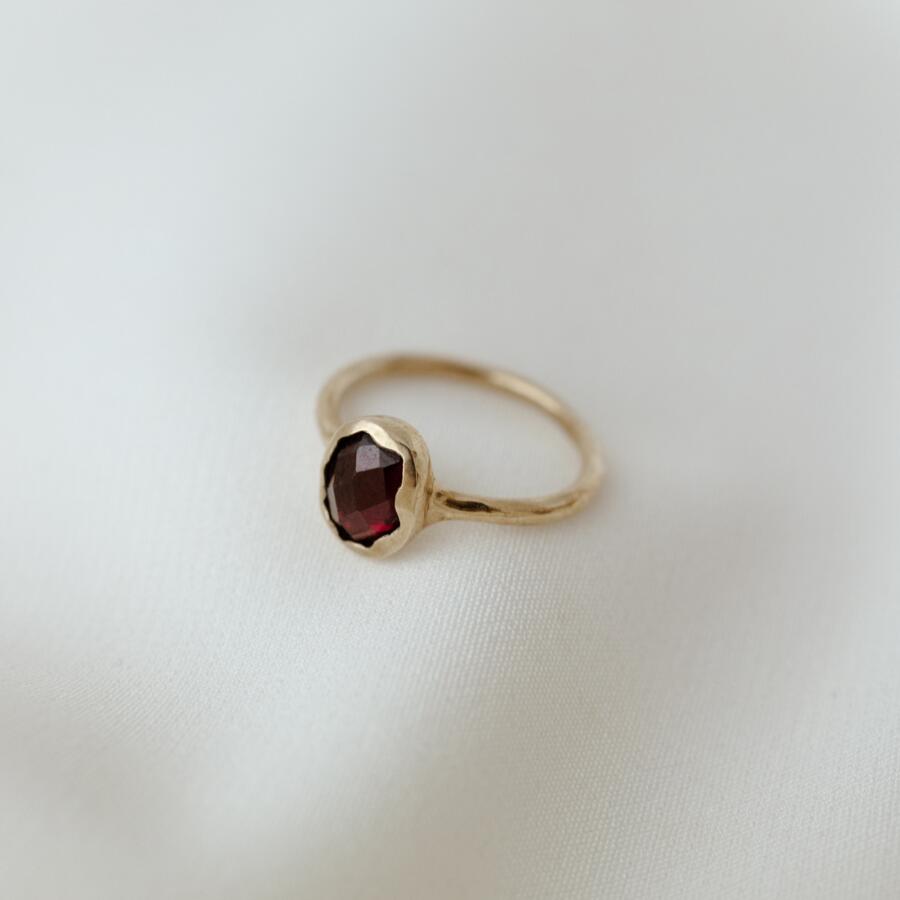 Anello con granato misura 10