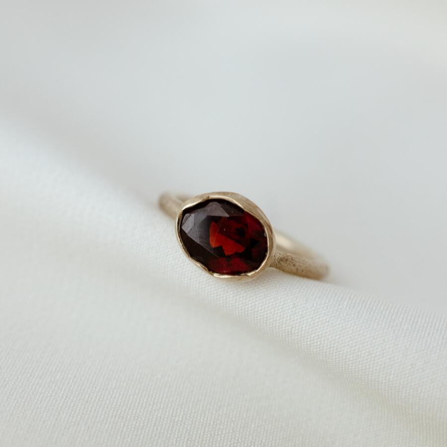 Anello con granato orizzontale misura 12.5