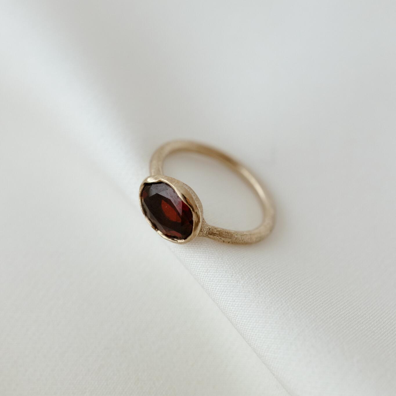 Anello con granato orizzontale misura 12.5