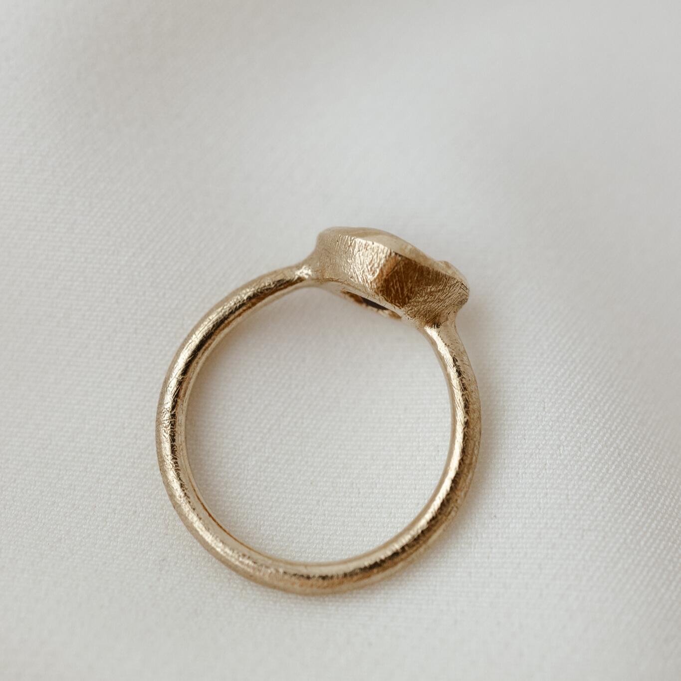 Anello con granato orizzontale misura 12.5