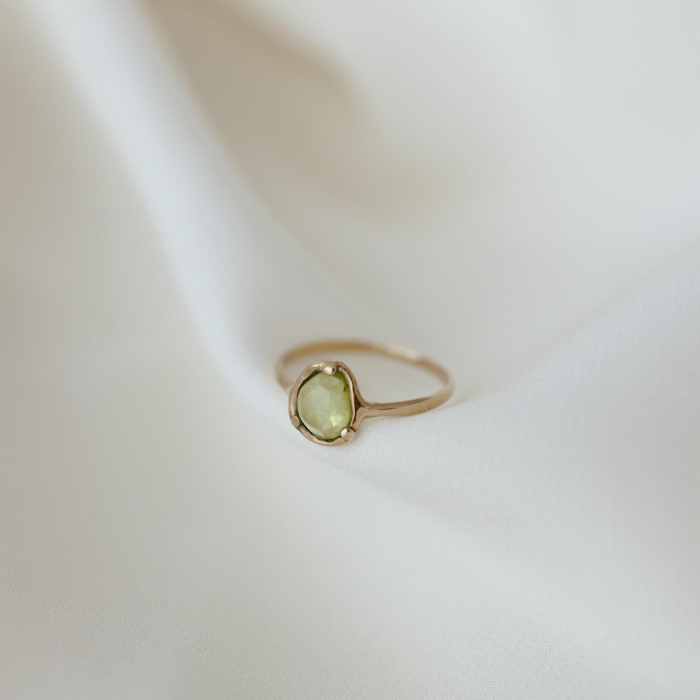 Anello con peridoto e griffes misura 15
