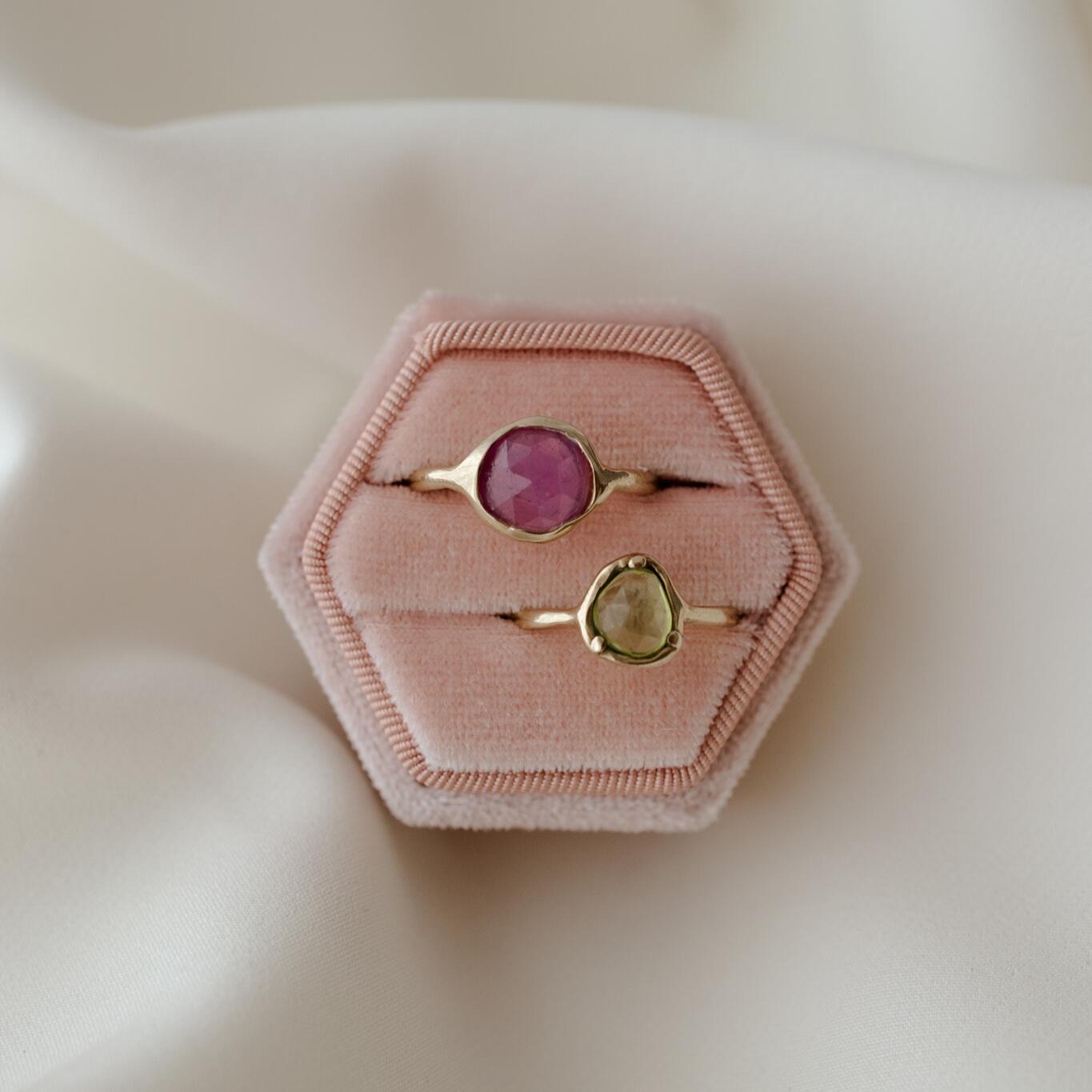 Anello con peridoto e griffes misura 15